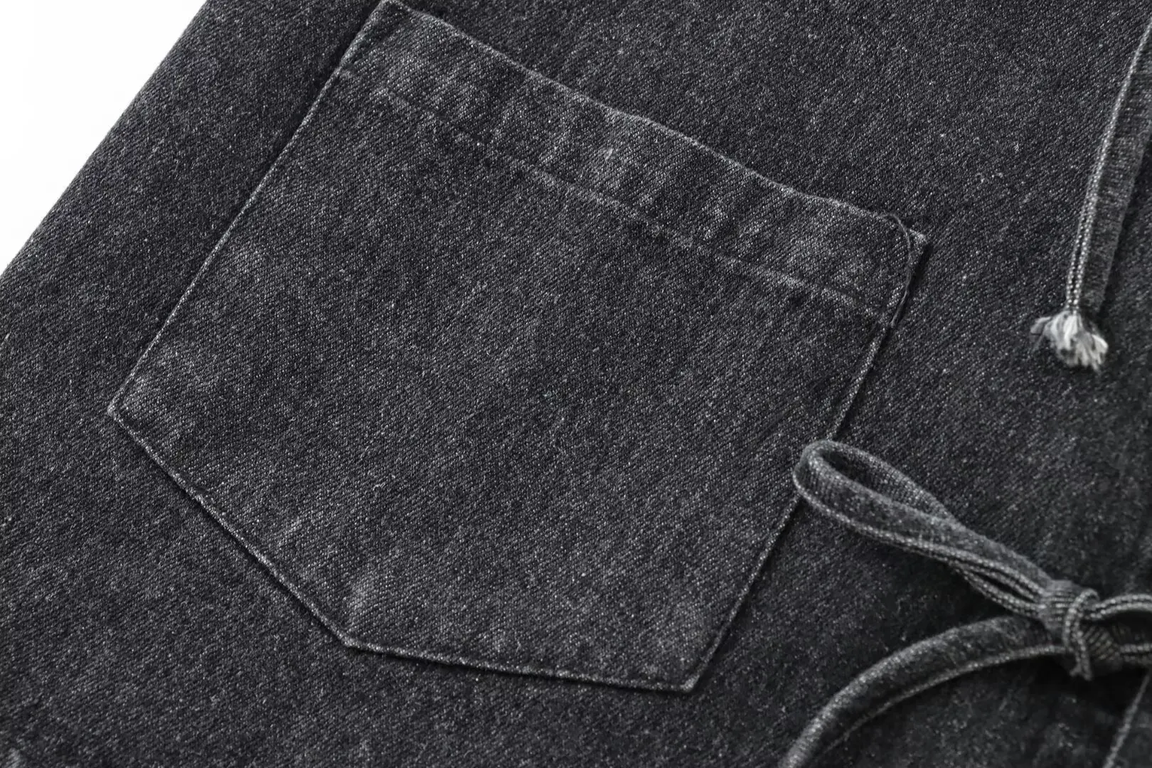 Женская джинсовая рубашка с карманами на шнуровке