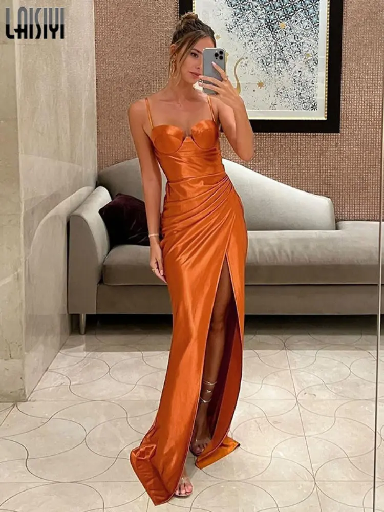 

Женское атласное платье-макси на бретельках, с разрезом