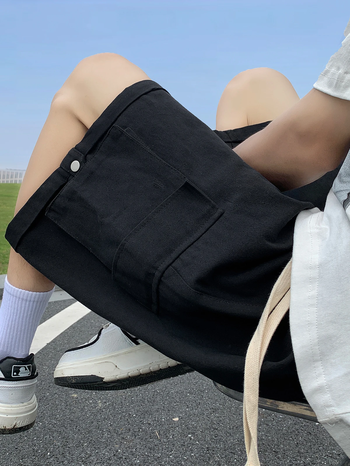 Summer Japan fashion Large Pocket Cargo Shorts Men's Fashion Brand Retro Casual Loose Straight Sports Elastic Waist
