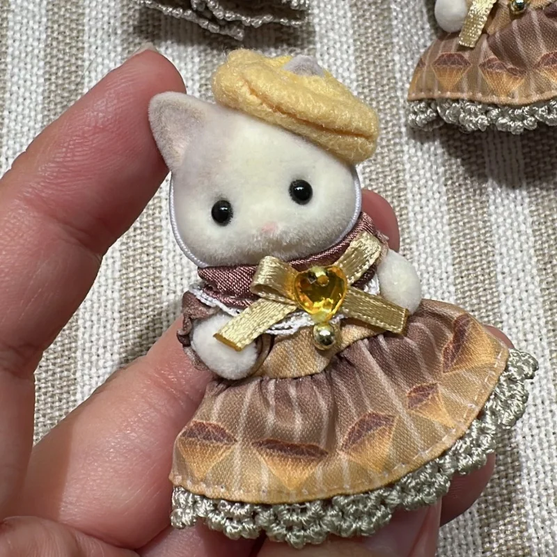 Фото Оригинальная аниме-фигурка Sylvanian Families: Шоколадный кролик, Фея, Хаски, Жираф – Милая декоративная модель, украшение, подарок на день рождения, игрушка №5