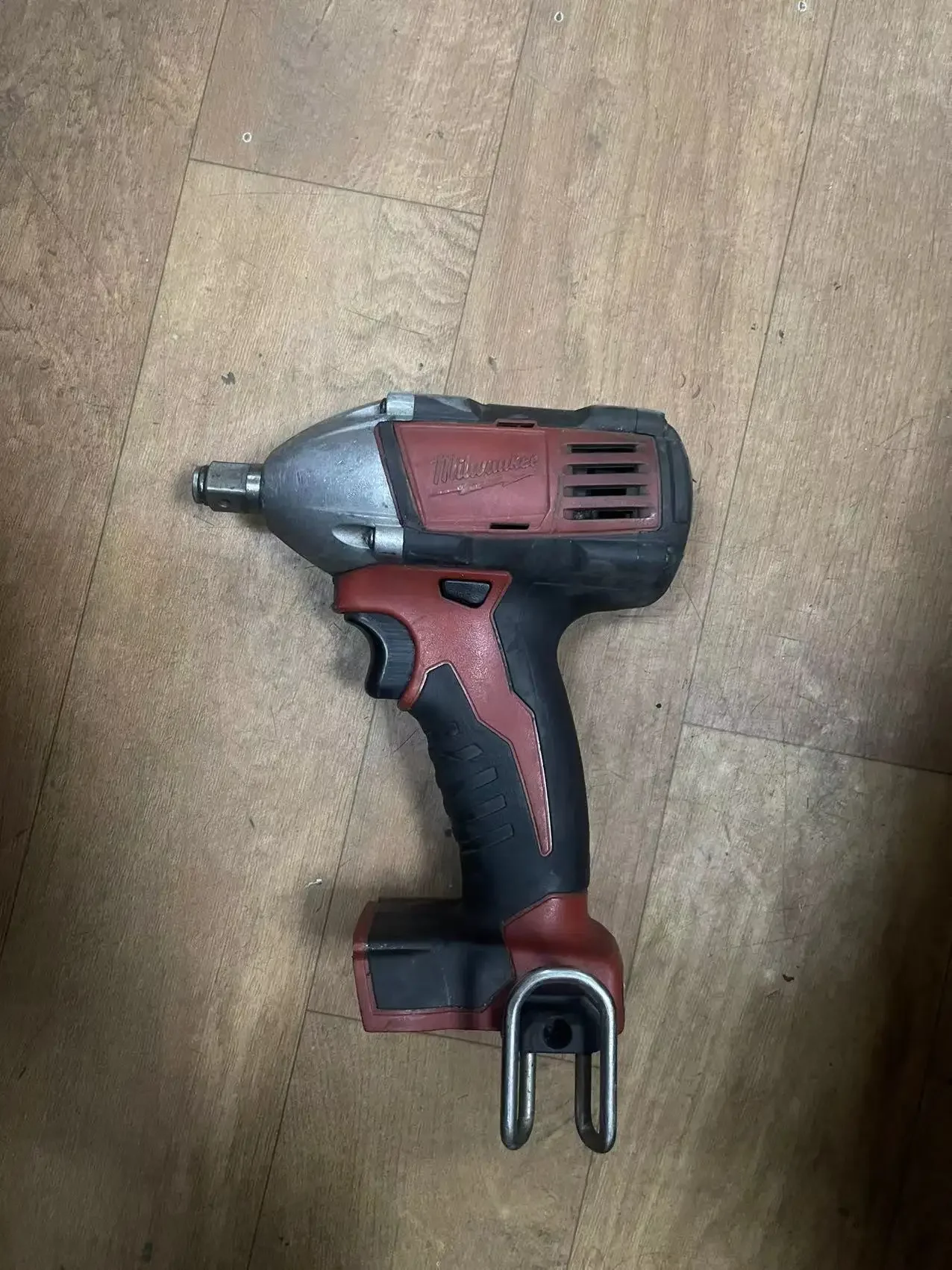 

Used Milwaukee 2651-20 M181/2‘’ Hex Impact Wrench . ONLY TOOL.SECOND HANG