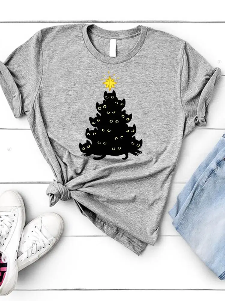 

Женская футболка с рисунком кошек и деревьев