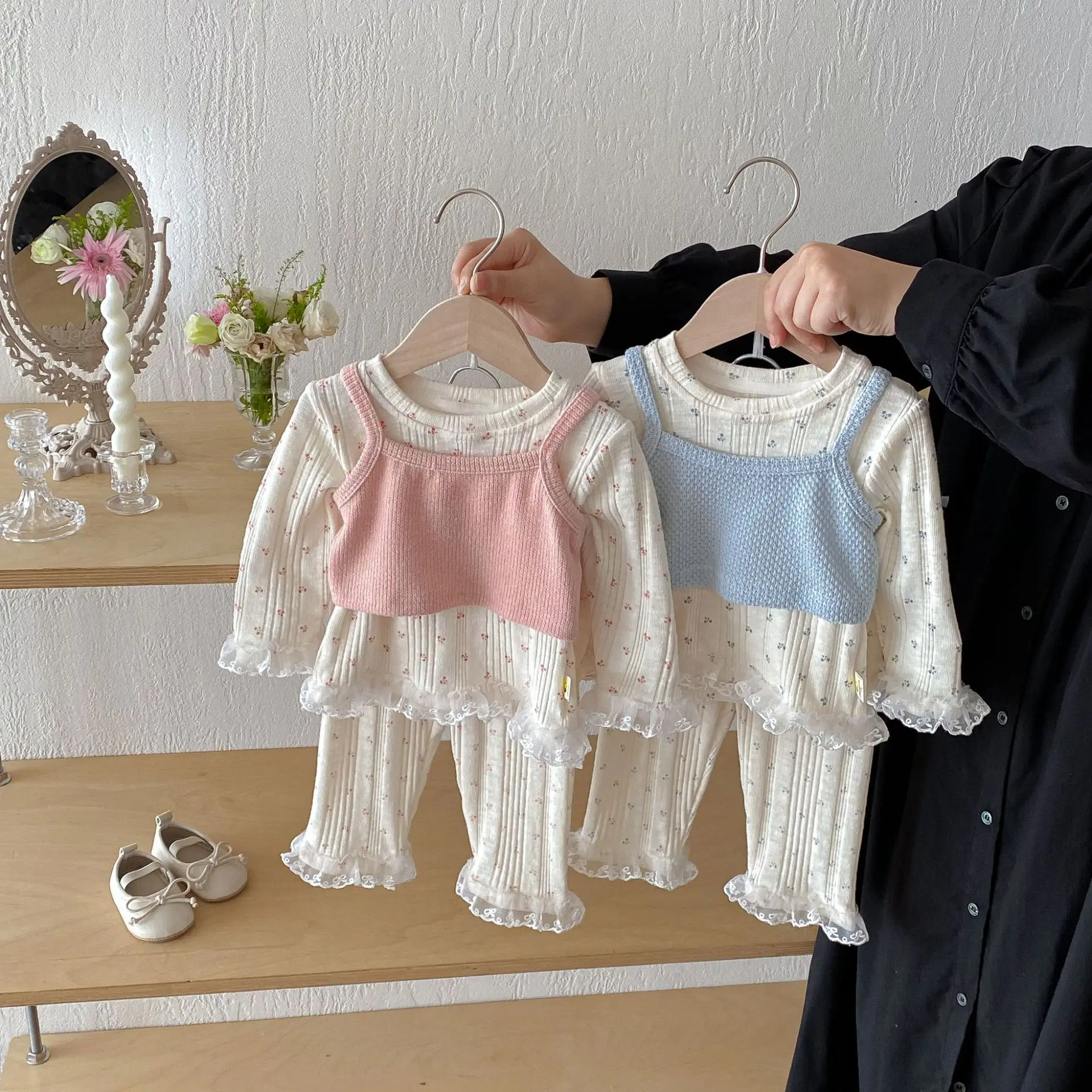 Фото Комплект детской одежды 5488: Новинка осени 2026 – домашний костюм для девочки из трех предметов: вязаный жилет, майка и брюки №2