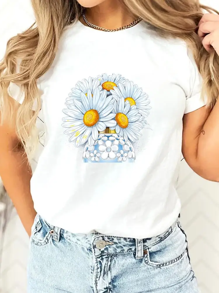 

Женская футболка с коротким рукавом, круглым вырезом и цветочным принтом