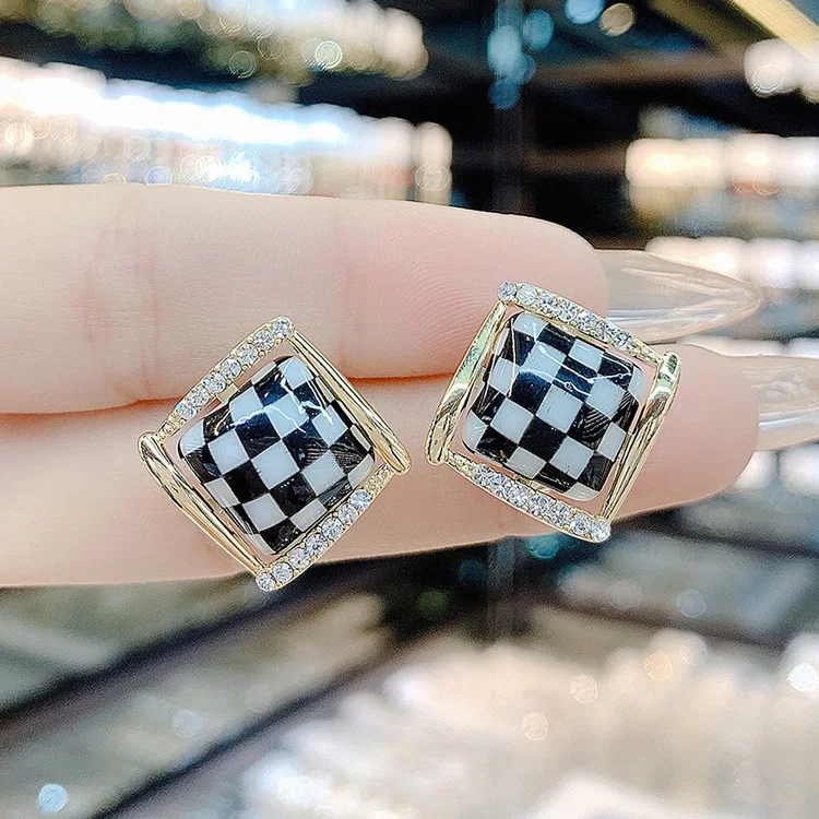 

Women's Silver Color Needle Simple Korean Style Square Stud Earrings for woman Wedding Earring Ladys Fashion Jewelrys Cift