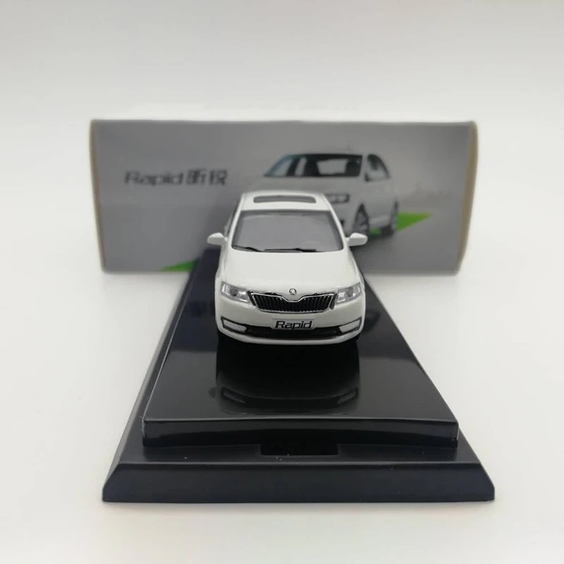 Коллекционная модель автомобиля Skoda Rapid из сплава под давлением в масштабе 1:64