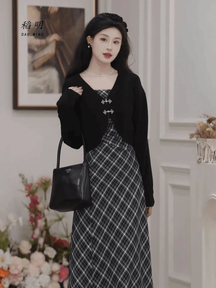 Женская одежда в клетку во французском стиле. Цельное платье на бретельках. Весна