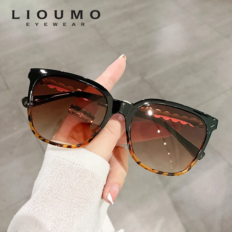 

LIOUMO 2022 Retro Square Sunglasses Women Fashion Pearl Legs Glasses Lady Gradient Brown Lens Trendy Shades gafas de sol mujer