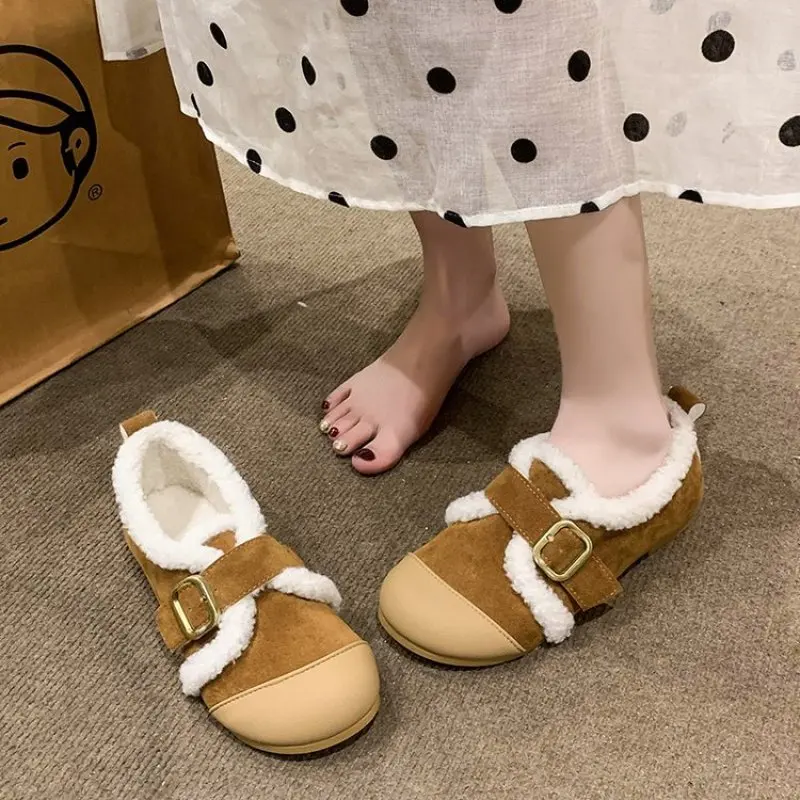 Женские ботильоны с круглым носком на плоской подошве меховой пряжкой