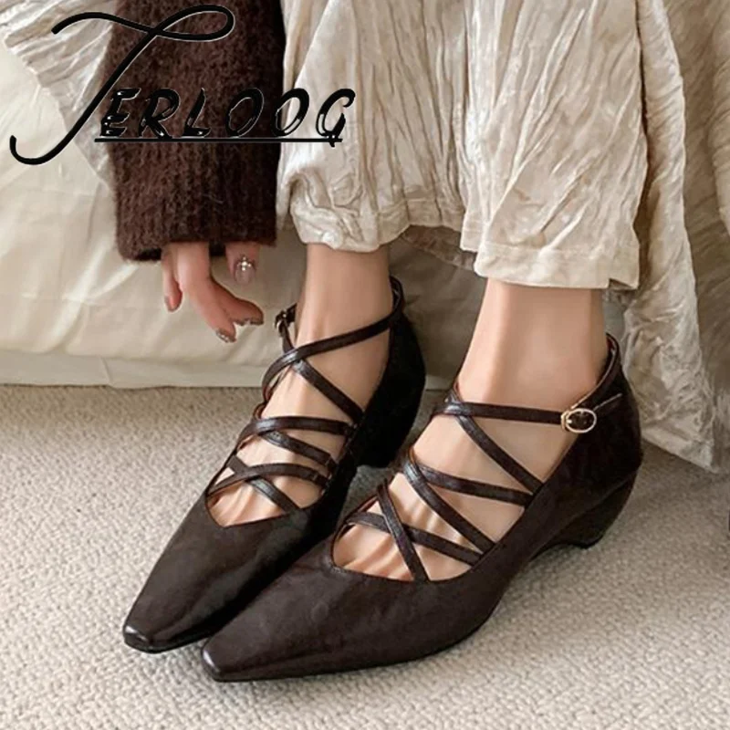 Туфли на каблуке с острым носком. Новые сандалии 2024. Тенденция дизайнерской обуви