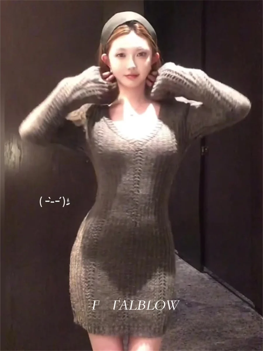 Серое трикотажное платье с v-образным вырезом и длинными рукавами женское