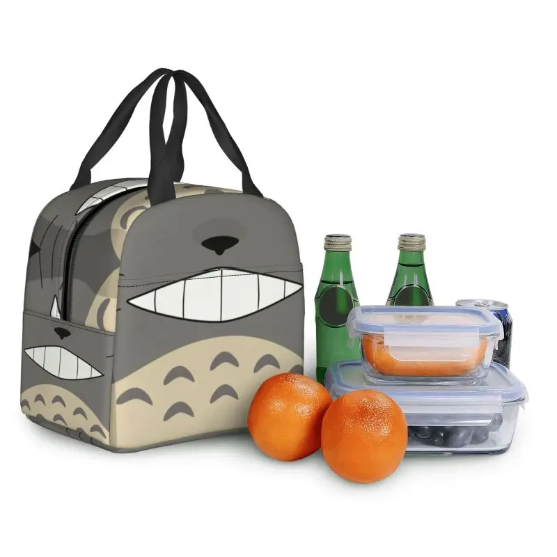 Изолированная сумка для обеда с улыбающимся рисунком в стиле м/ф Мой сосед Тоторо