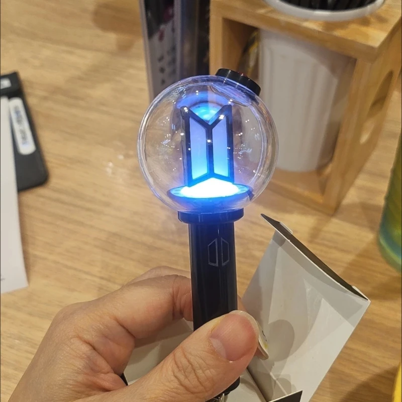 Фото В наличии: Хит продаж! Миниатюрный светящийся брелок-подвеска K-pop Army Ver 4 для фанатов, украшение для концертов и рюкзаков, подарок. №2