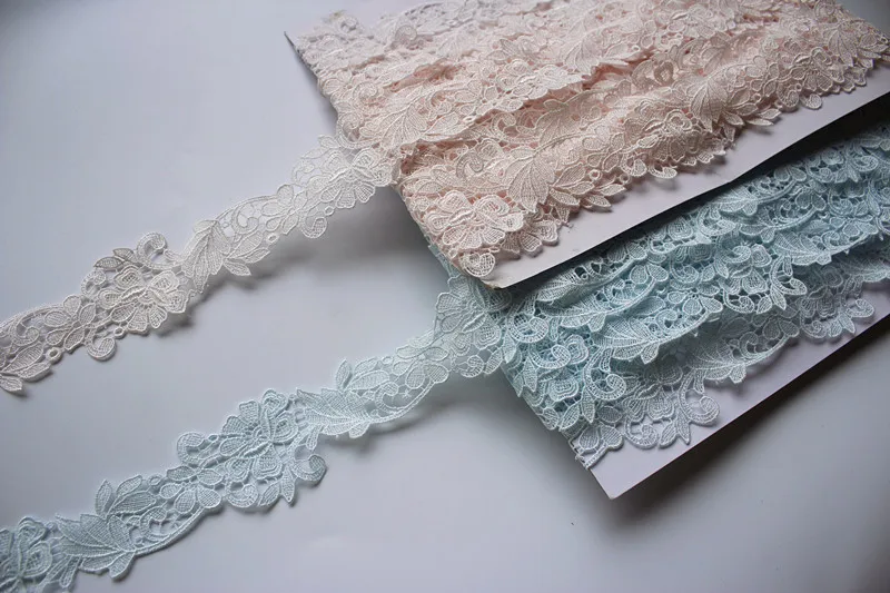 красная тюль с кружевом. платье из кордового кружева. кружево ткань одежда. платье с кружевом. мода кружево.