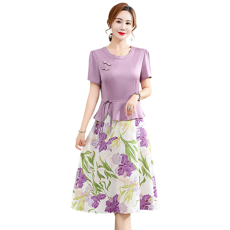 Женское элегантное платье среднего возраста в стиле ретро