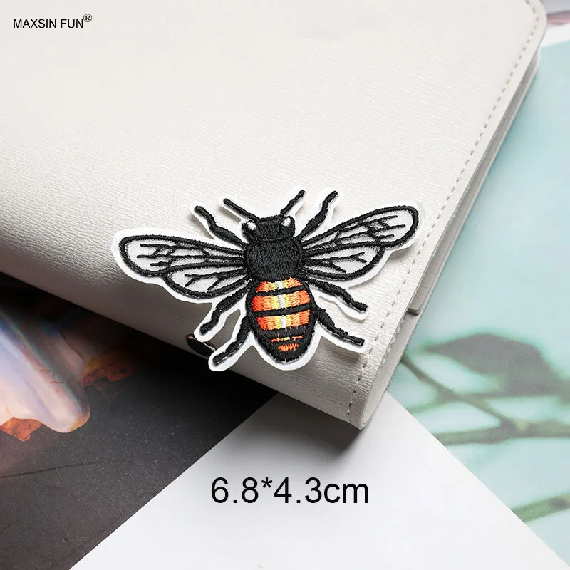 Изысканная вышивка маленькой пчелы на нашивке для ремонта одежды модное