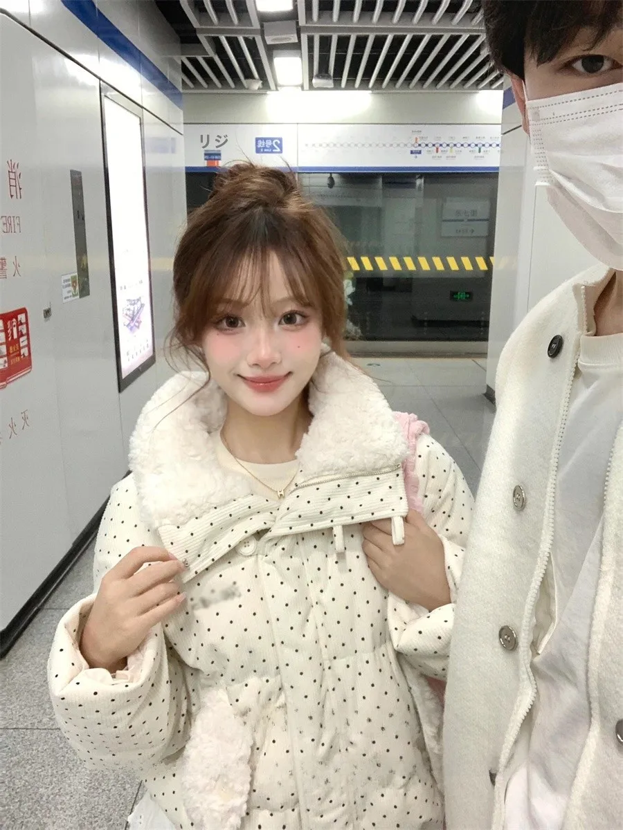 Белый пуховик с меховым воротником в горошек одежда хлопковой подкладкой