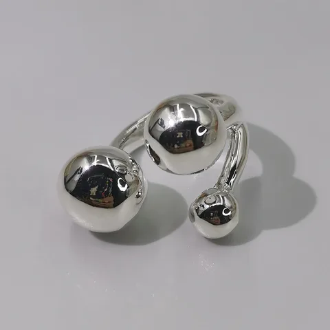 Серебряное открытое кольцо с бусинами