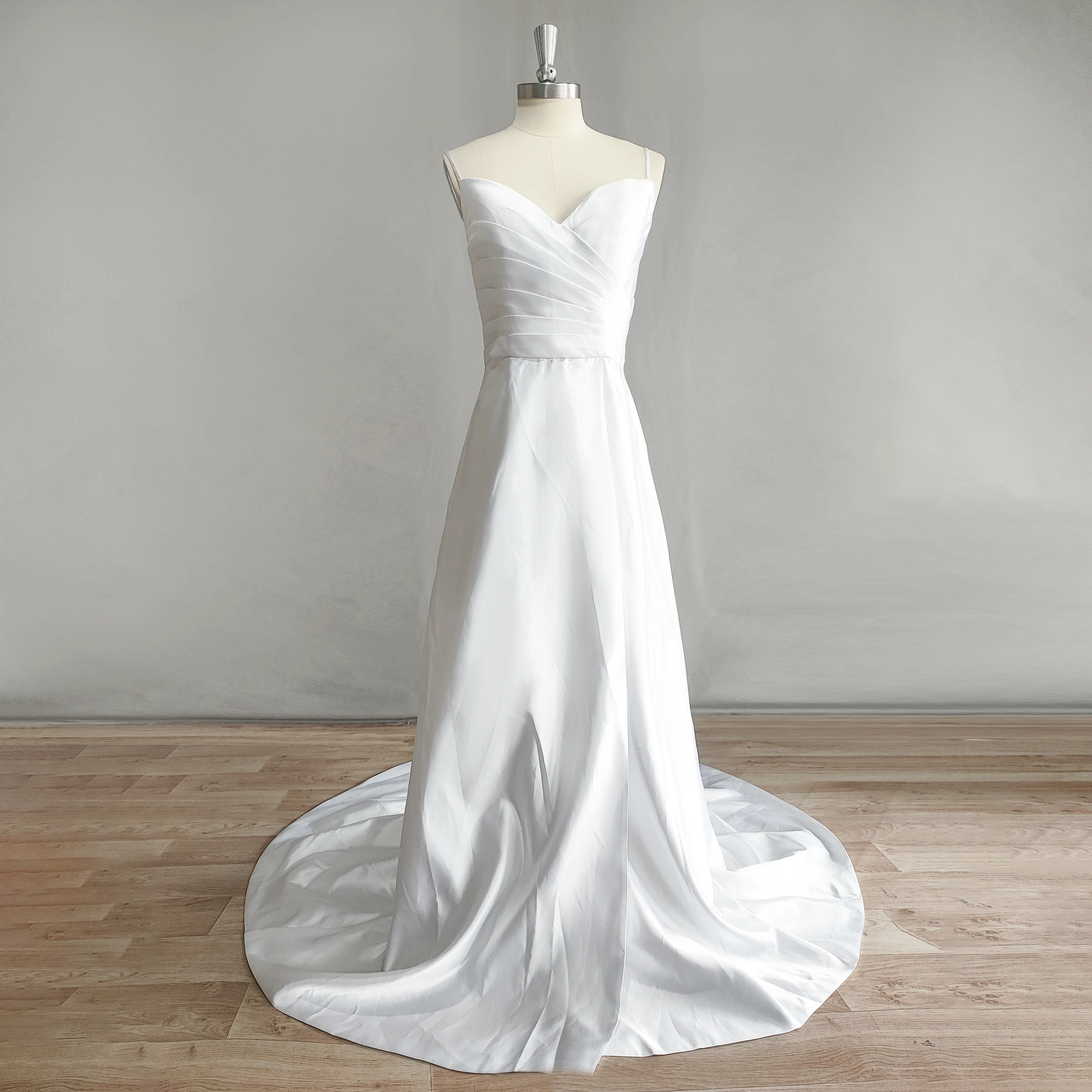 Женское свадебное платье с V-образным вырезом и шлейфом