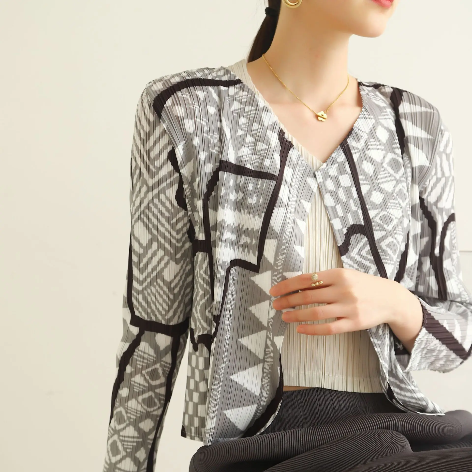

Sunya 1. Autumn and spring new Miyake pleated European street fashion print cardigan all-match casual short coat 8659