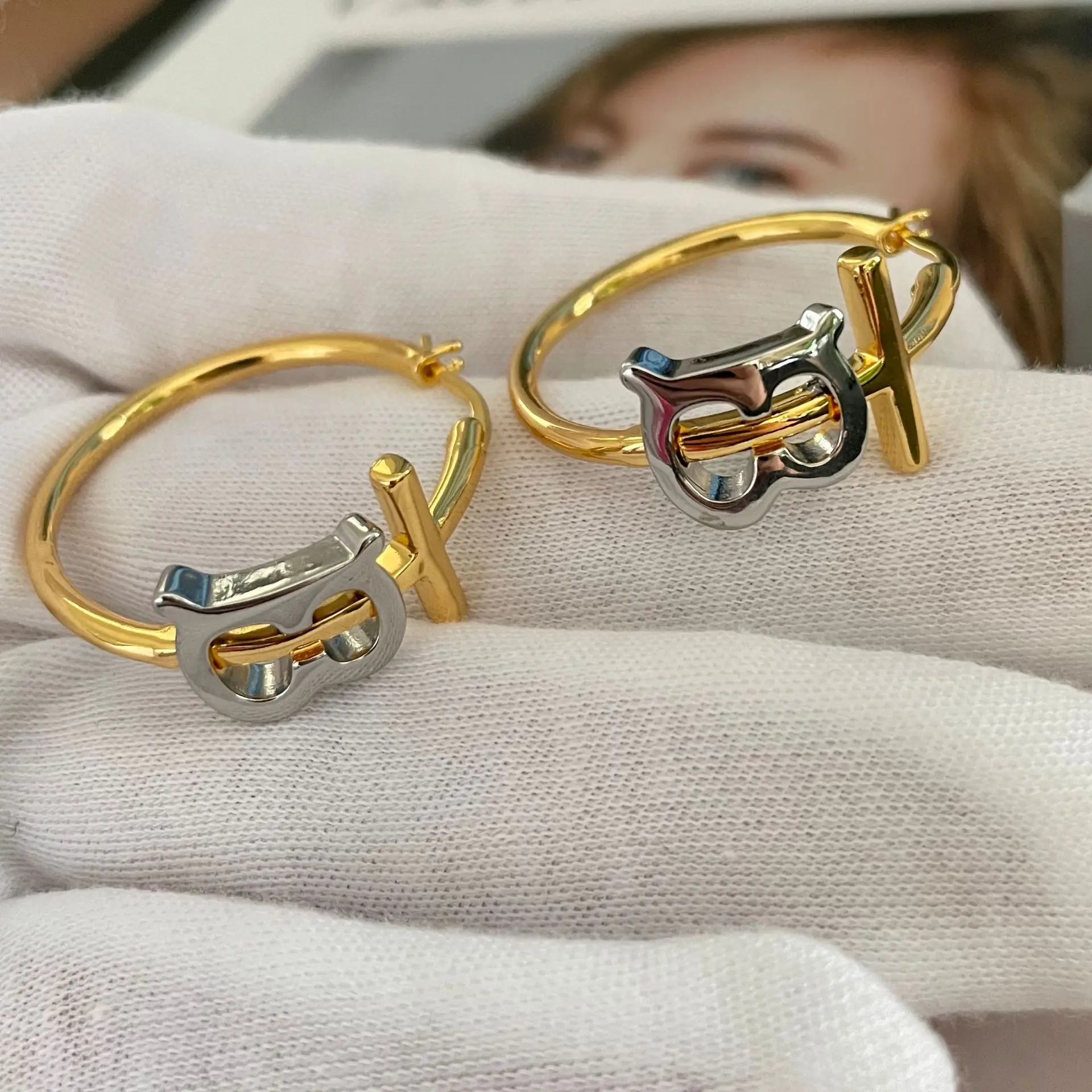 

Дизайнерские серьги с надписью, дизайнерские серьги, двухцветные модные серьги в европейском и американском стиле