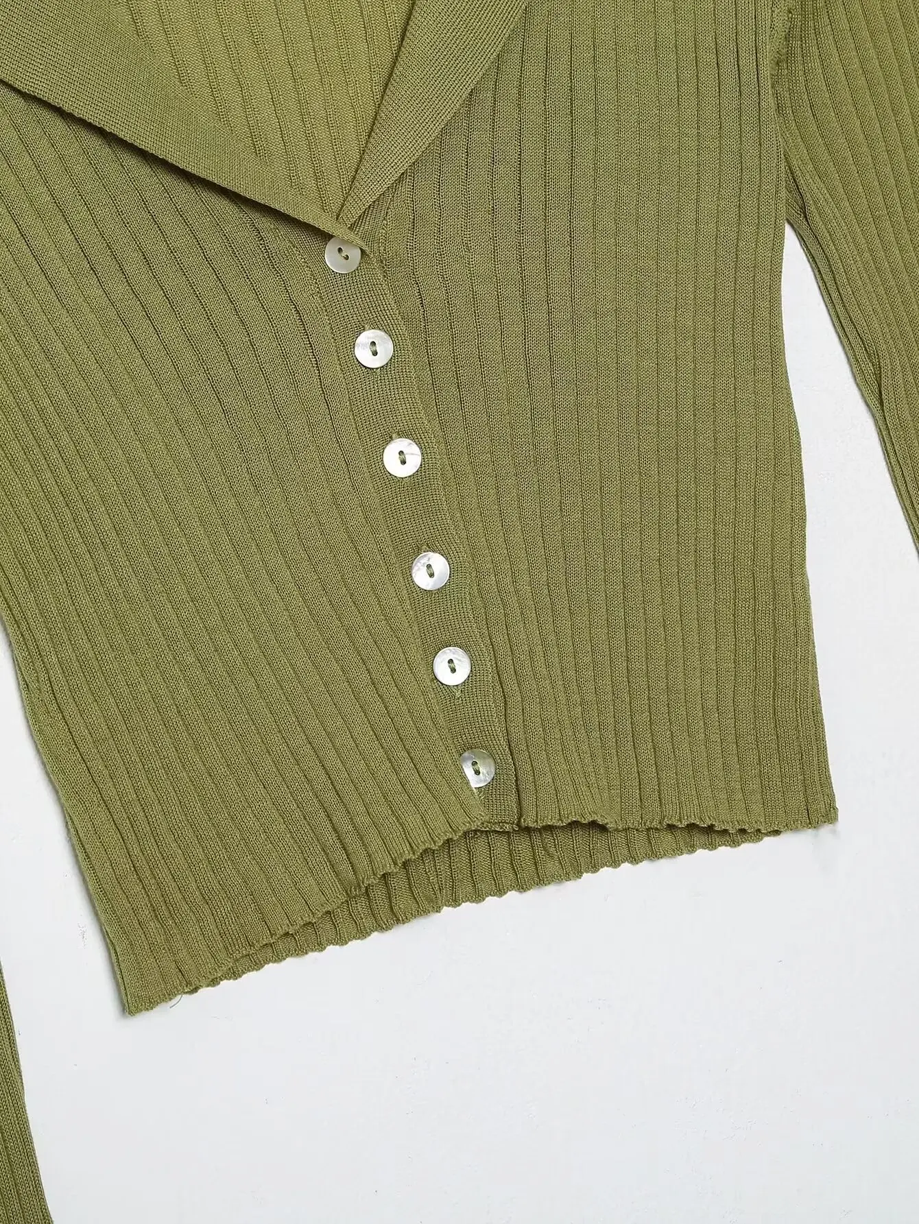 Вьющийся французский травяной зеленый модный вязаный свитер с v-образным вырезом