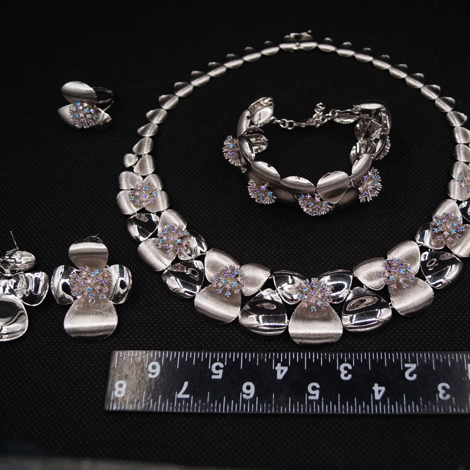 Фото Ювелирный набор Yulaili Bling Bling: высококачественные серебряные цветочные украшения с американским цирконием, включающий колье, браслет, серьги и кольцо для свадьбы. №4