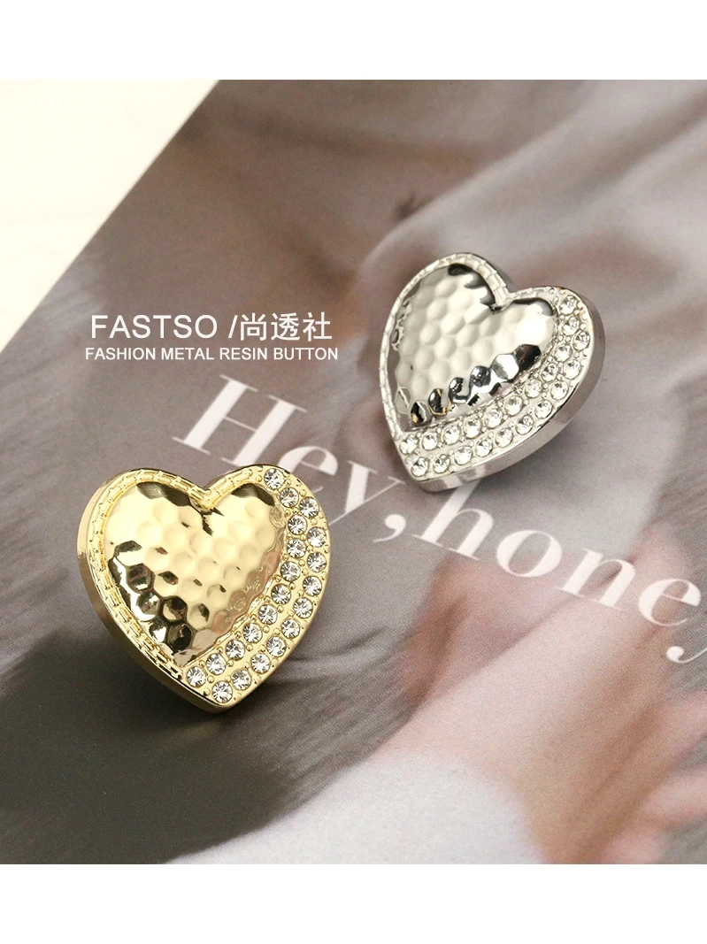 

6pcs Golden Noble Love Heart Rhinestone Decorated Metal Button for Clothing Children Suits Cardigans Sweaters Sewing Accessories