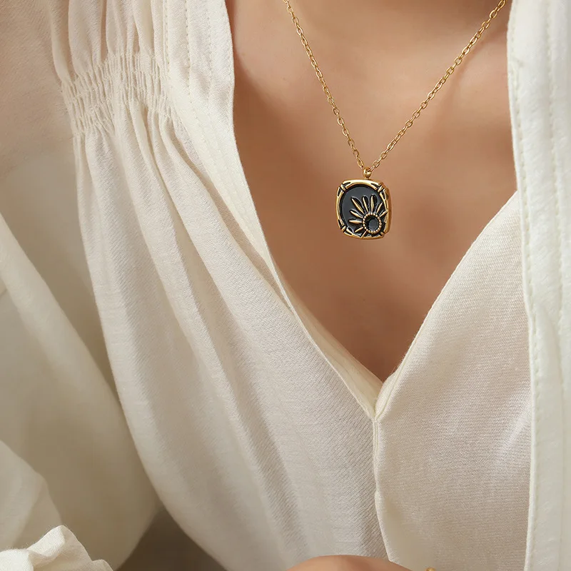 

Vintage Small Style Square Pendant Necklace Oil Dripping Niche Embossed Sunrise Pattern Titanium Steel Chain Banquet Luxury