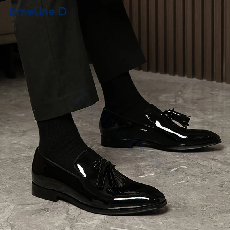 Черные лоферы из лакированной кожи с кисточками простые однотонные кожаные