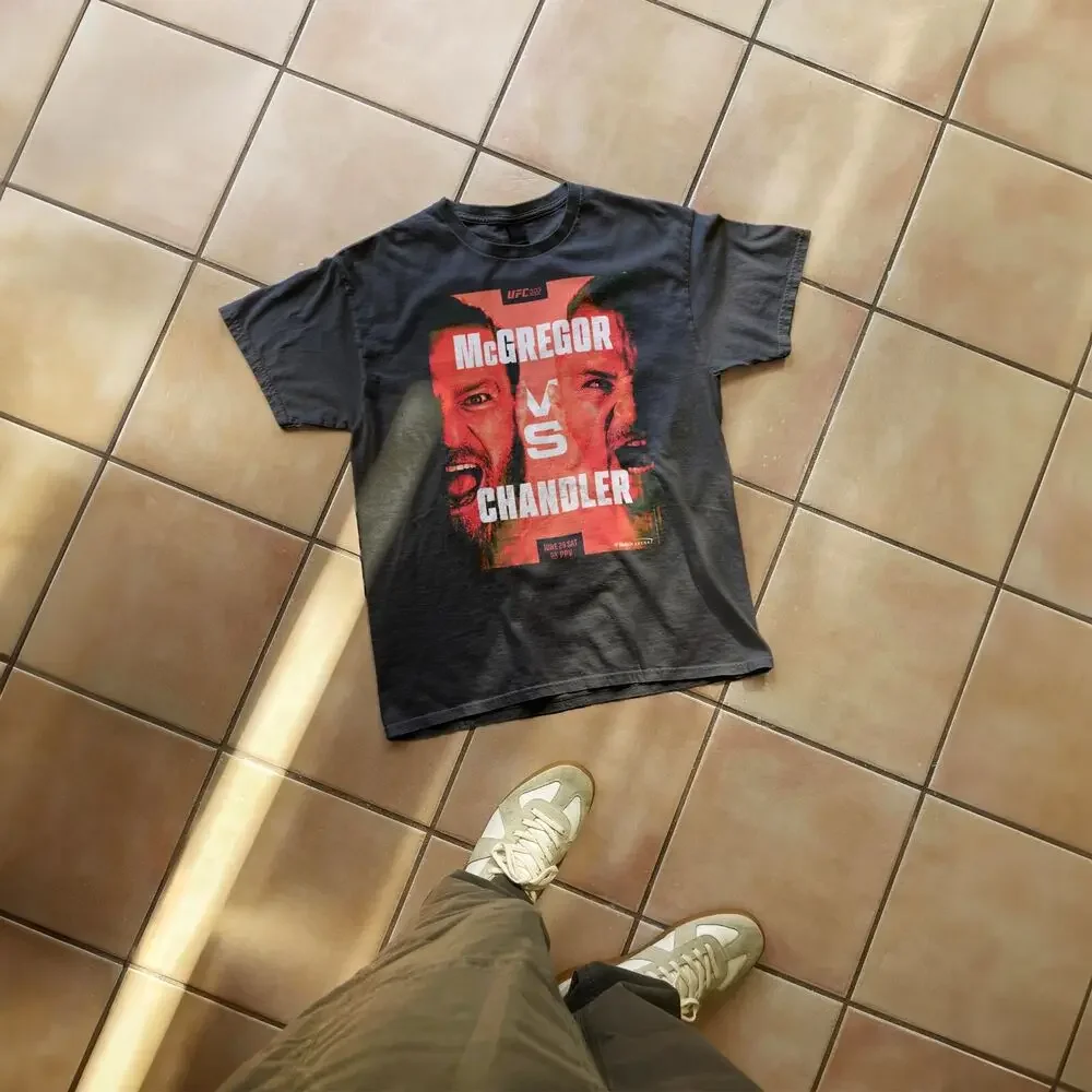 Красная футболка Conor McGregor vs Michael Chandler для рекламных маркетинговых кампаний