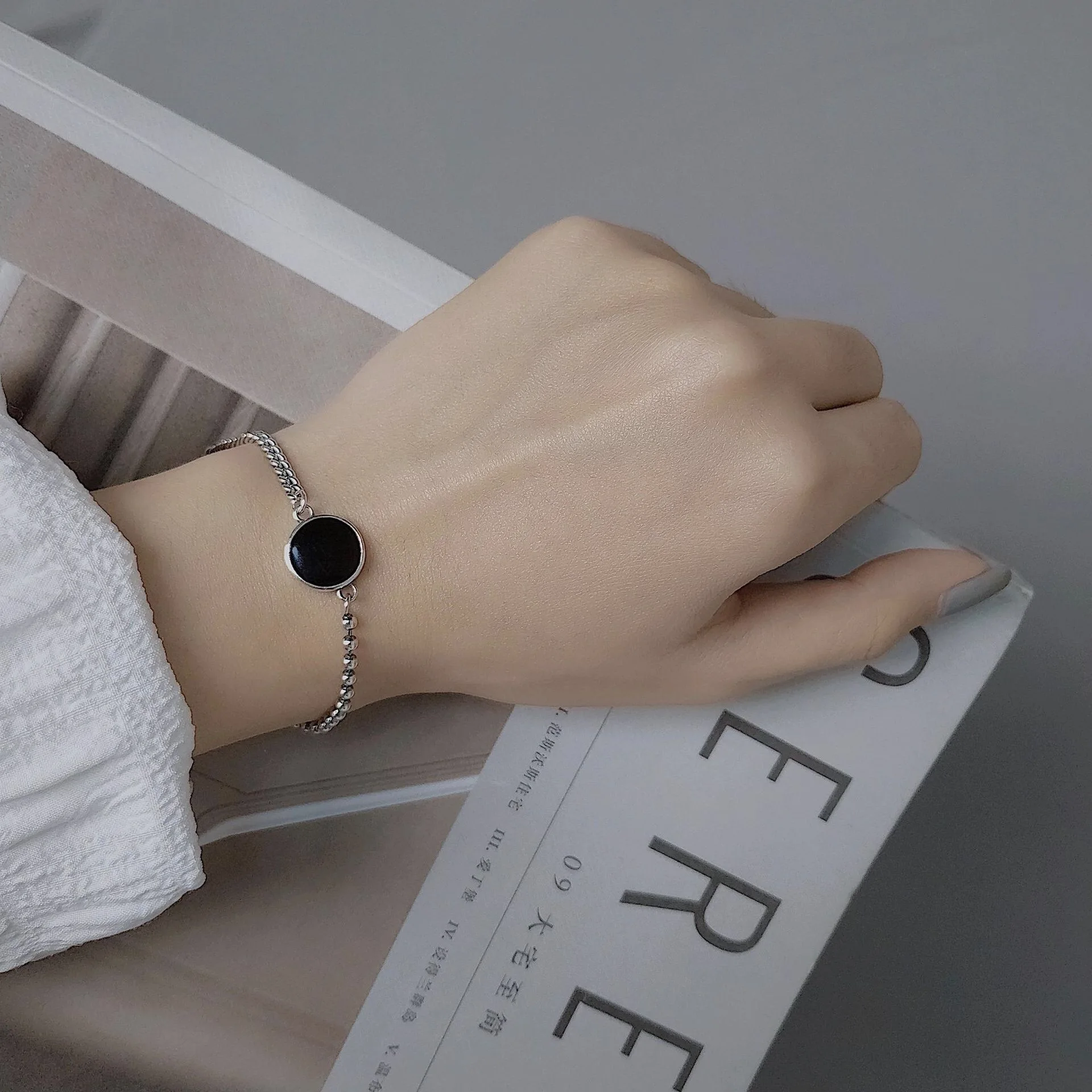 

Женский винтажный браслет из серебра 925 пробы, с черными круглыми бусинами