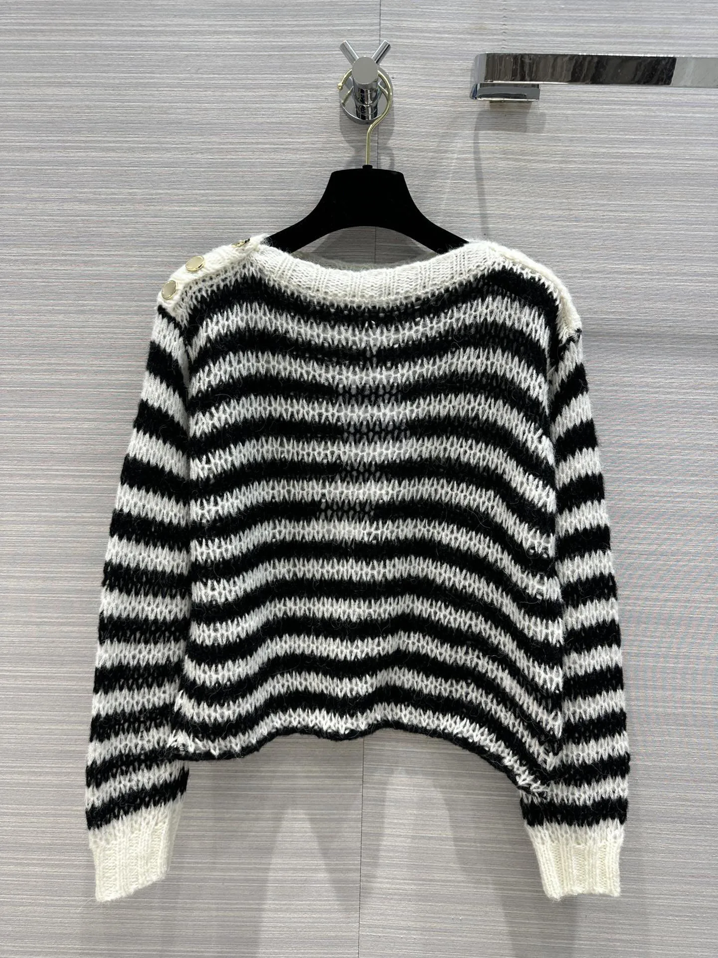 

Свитер в черно-белую полоску с вырезами