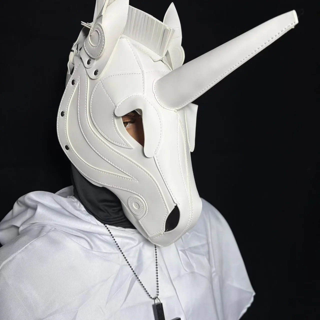 

Готическая маска единорога из ПВХ