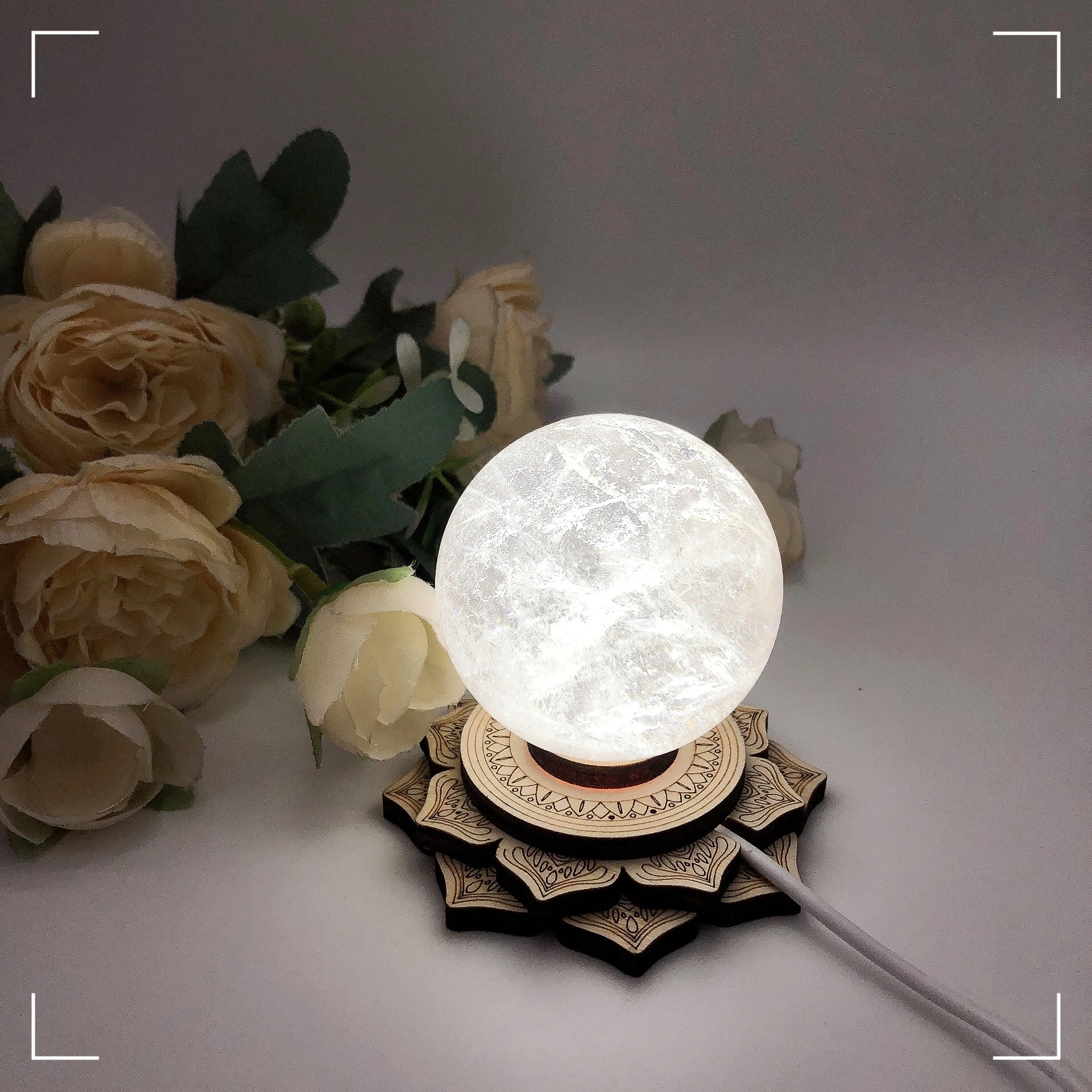 

Деревянная подставка для кристаллов в форме лотоса