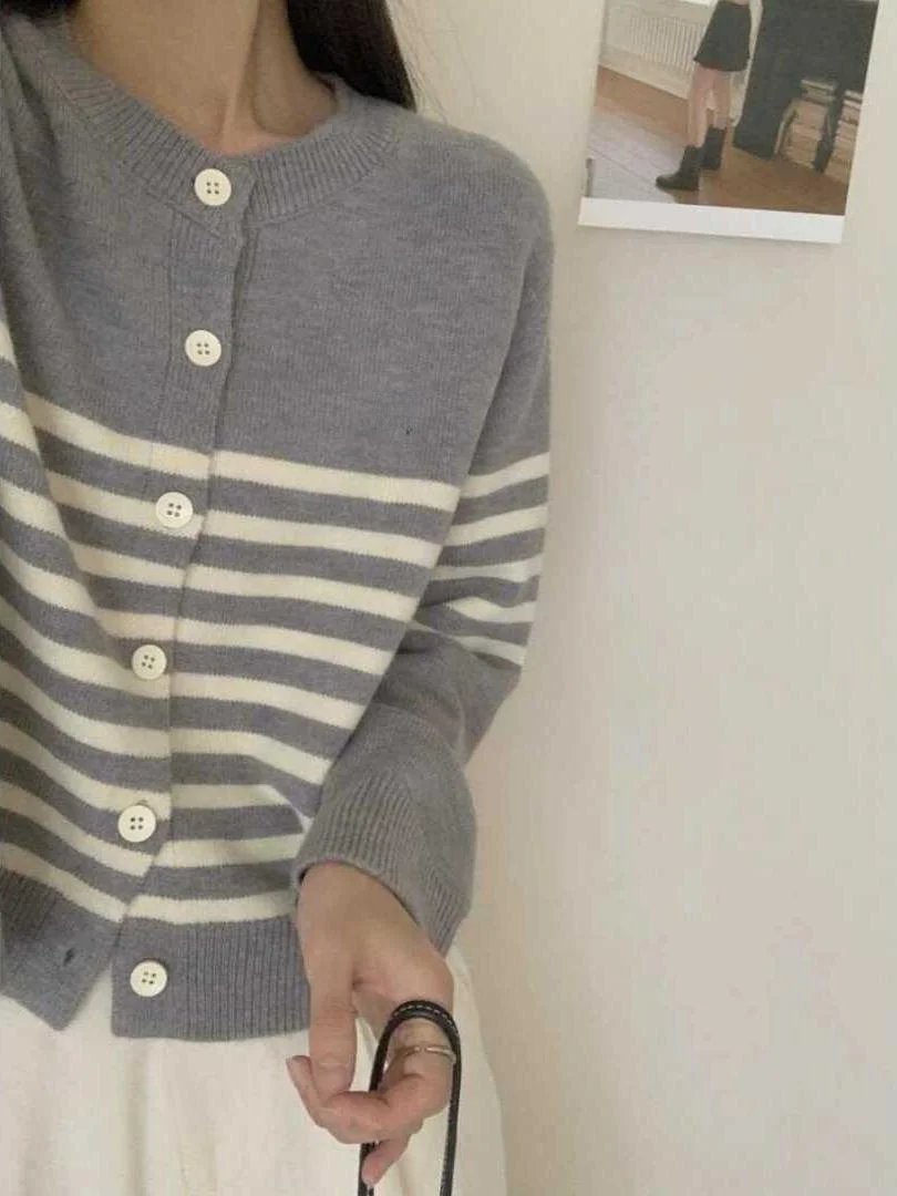 Ozhouzhan 2024 осенне-зимний новый вязаный кардиган с круглым вырезом в полоску и