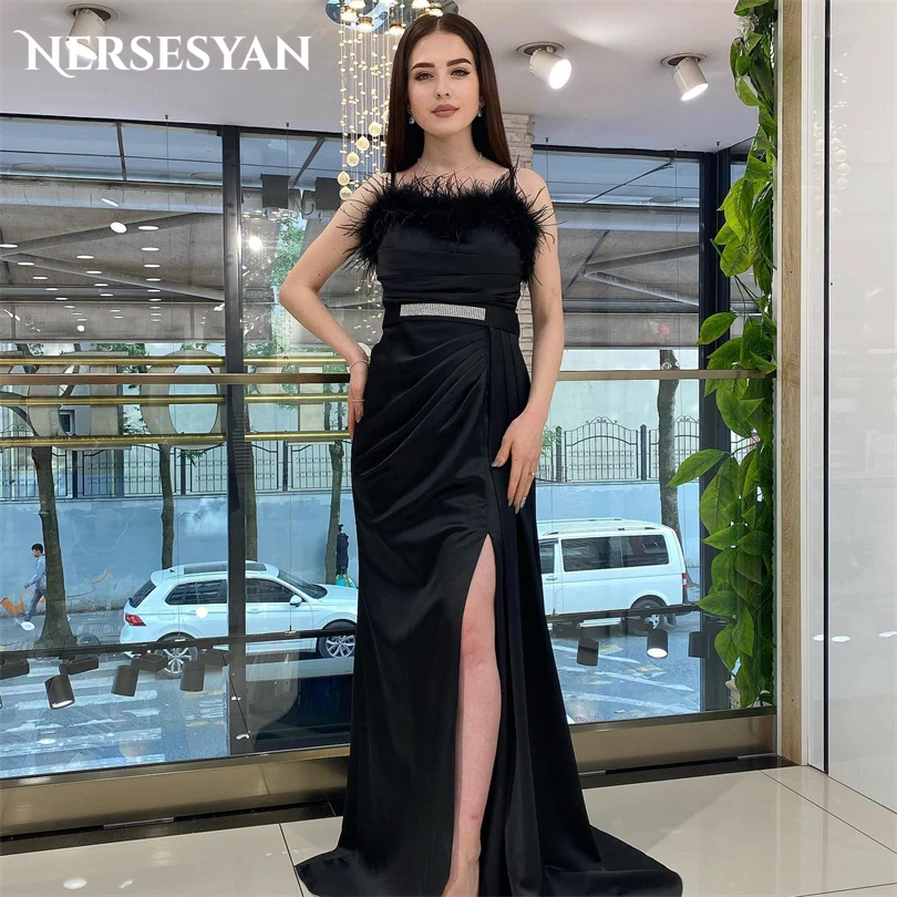 Черное вечернее платье без рукавов Nersesyan атласное с разрезом по бокам и перьями