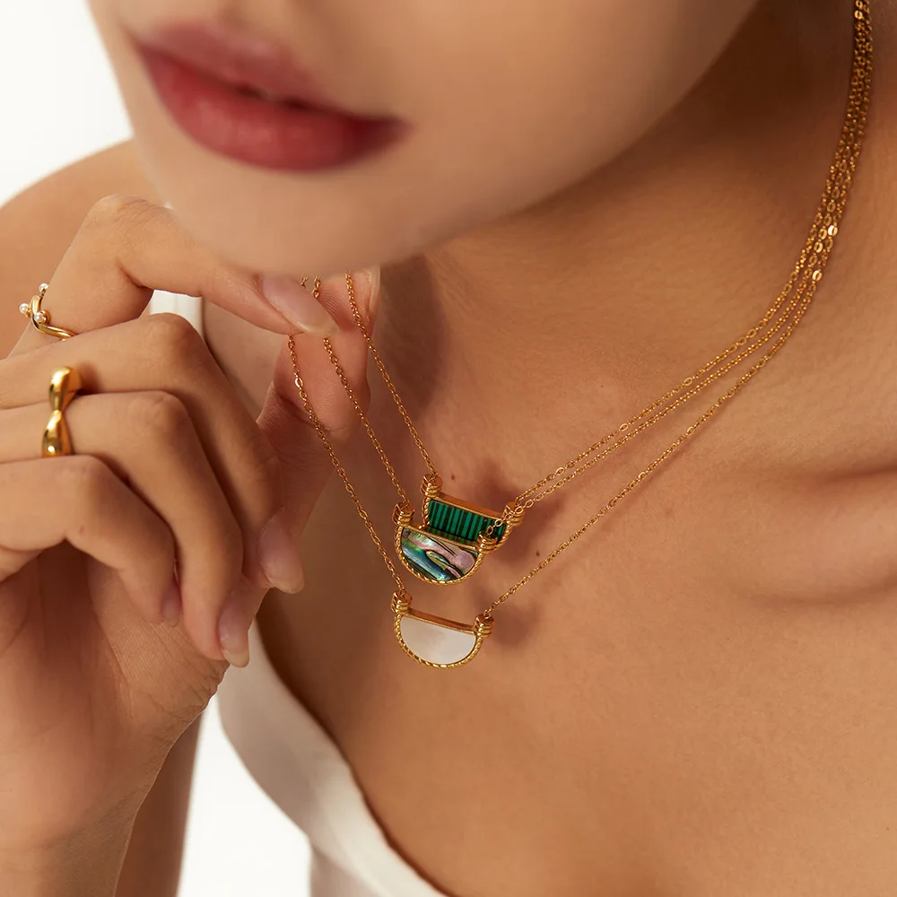 

Women Stainless Steel Semicircl Necklace Shell Fan Shape Pendant Delicate Necklaces Vintage Party Wedding Fine Jewelry