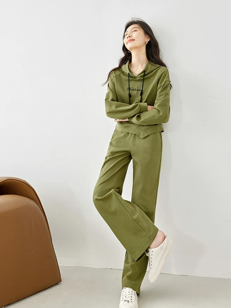 Костюм спортивный женский однотонный с капюшоном и широкими брюками