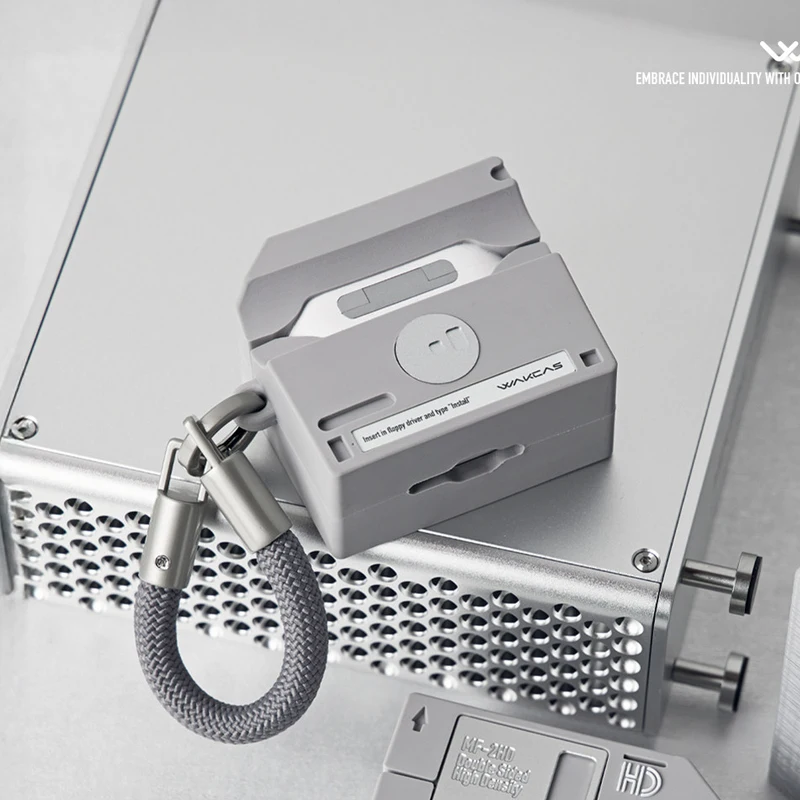 Фото Силиконовый чехол в стиле флоппи-диска для AirPods 1/2/3/4/Pro, противоударный, с брелоком, уникальный подарок в стиле ретро-техники №3
