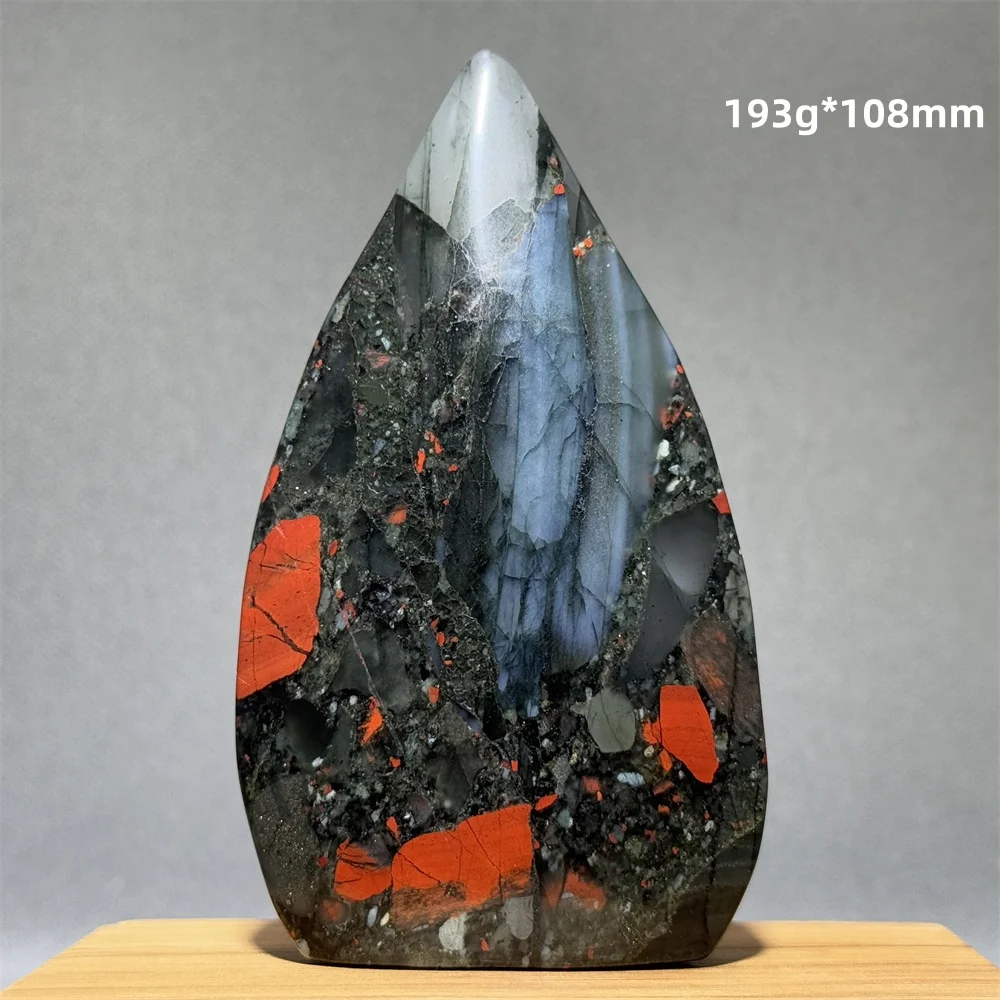 

Кроваво-красный минеральный камень для медитации