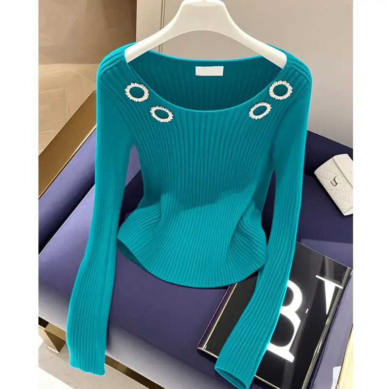 Ношение небольшого ароматного вязаного топа для ранней осени с женским