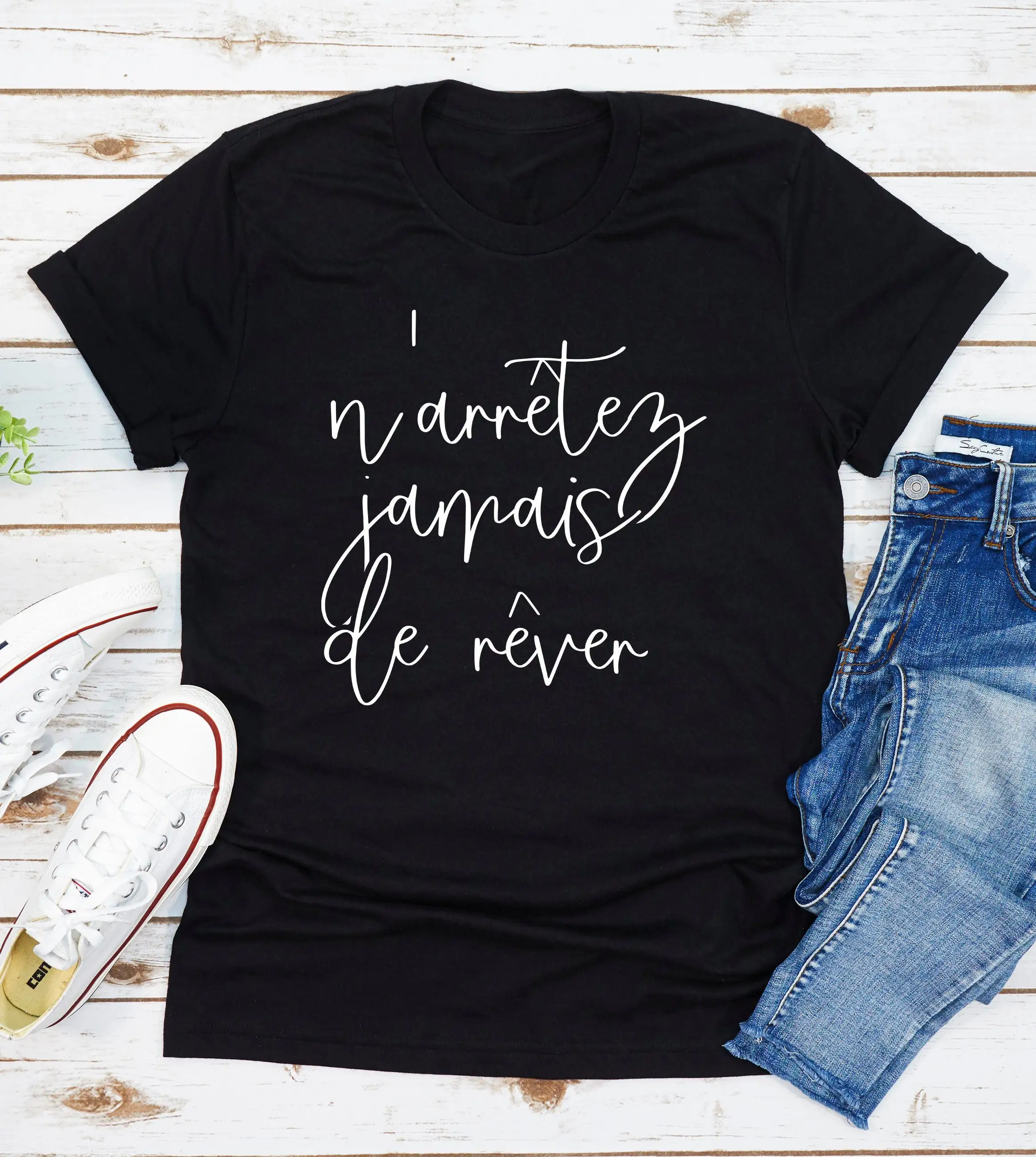 Никогда не прекратите мечтать во французском футболке вдохновляющие цитаты