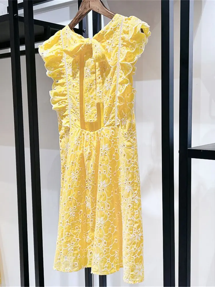 Женское платье-мини с цветочной вышивкой открытой спиной и воланом - купить по