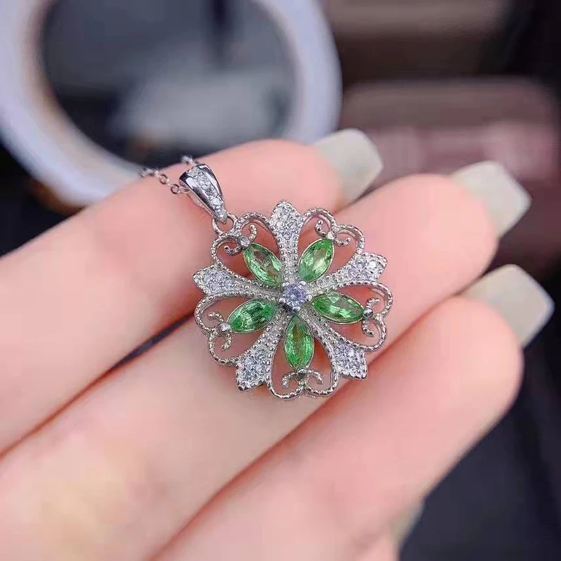 

Luxury Flower Shaped Light Green Cubic Zirconia CZ Stone Hollow Pendant Necklace For Women Banquet Party Jewelry Gift