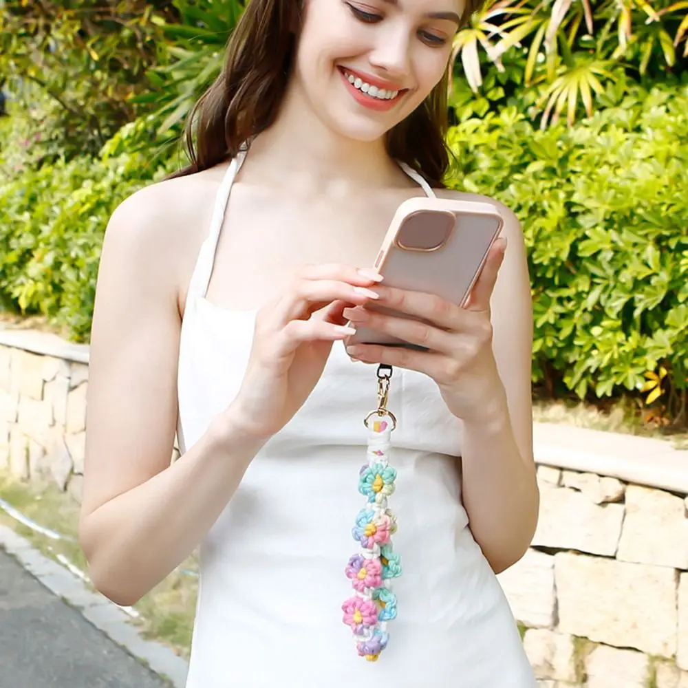 Брелок с ремешком на запястье цветочный макраме