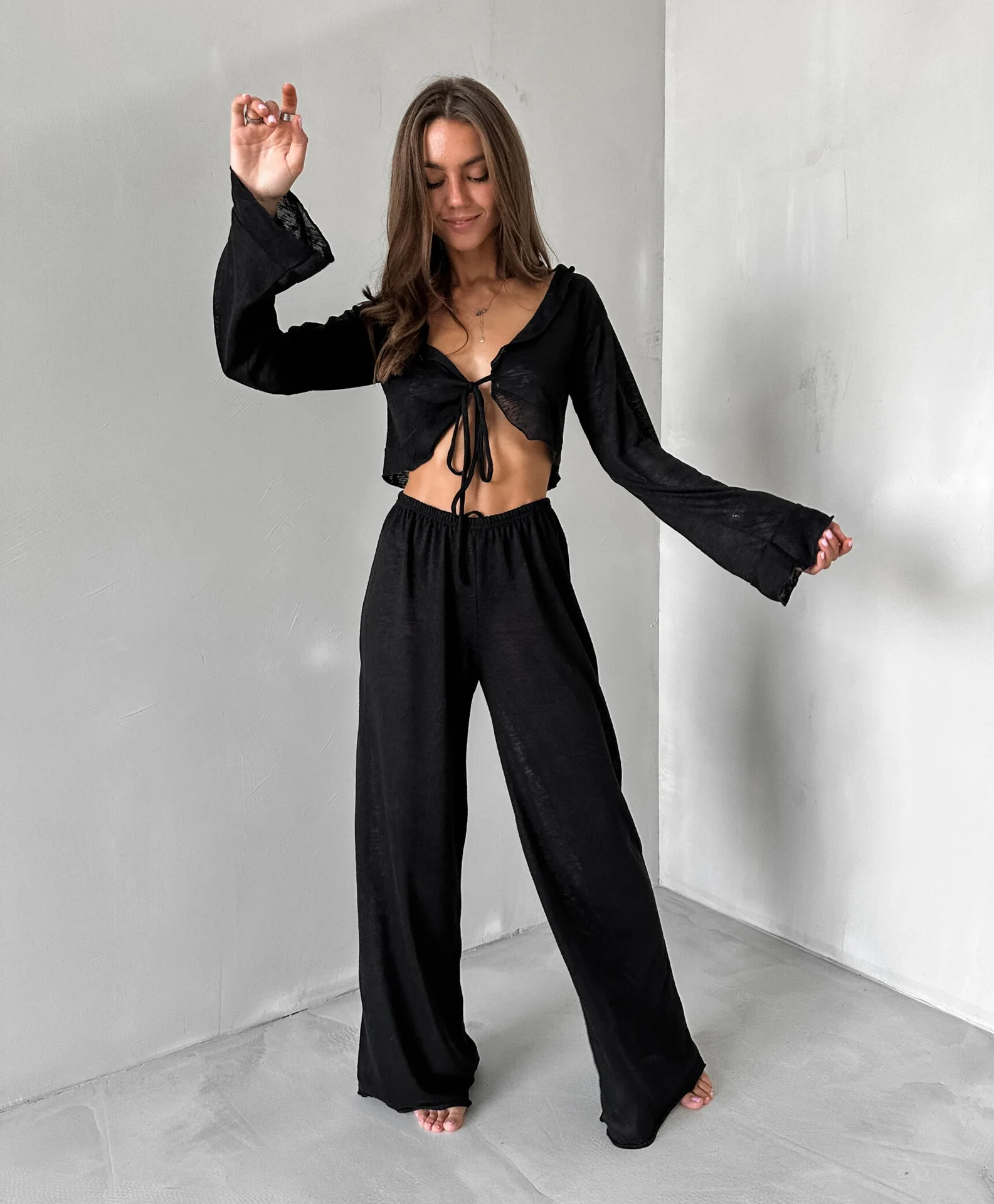 Вязаный топ и брючный костюм с v-образным вырезом на шнуровке рюшами