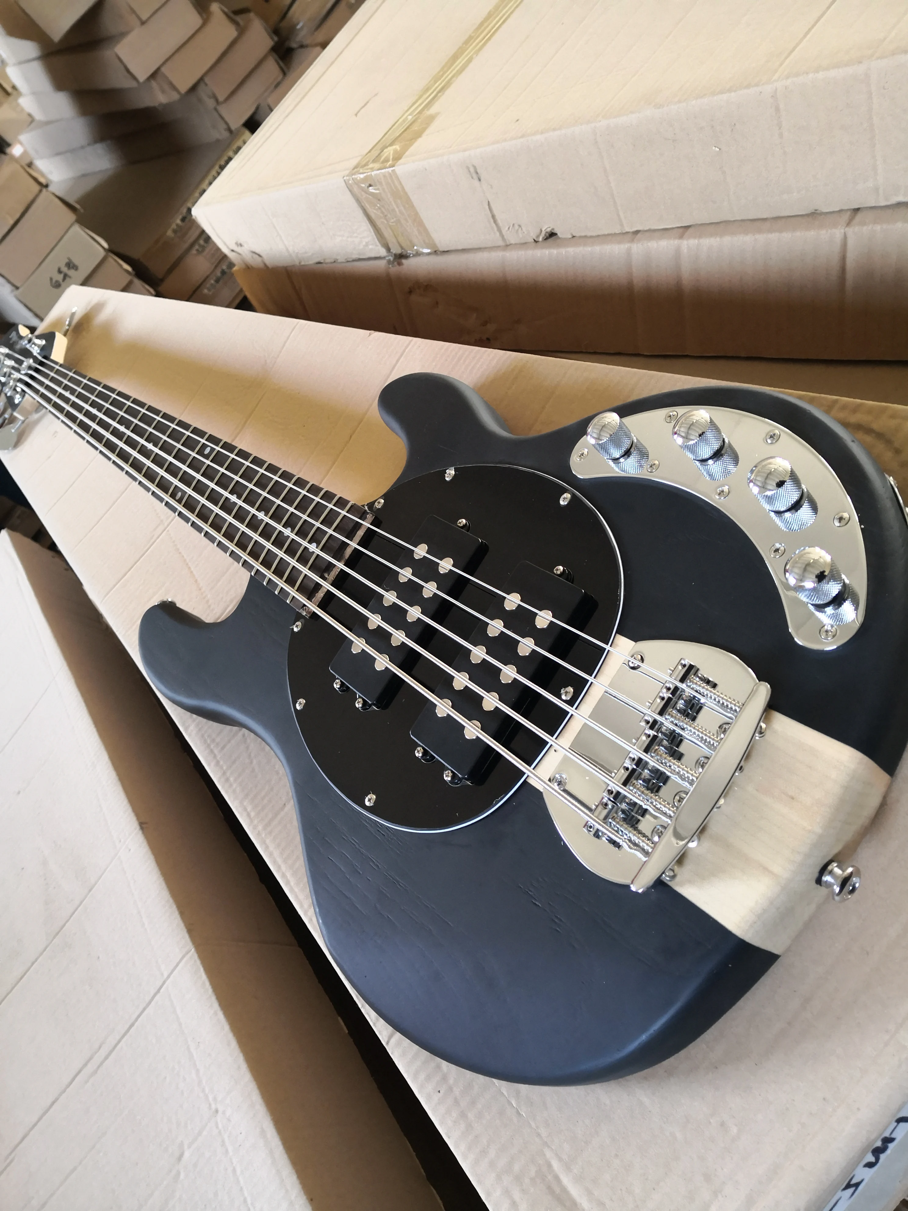 

custom 5 strings bass guitar,maple nech through ASH wood body HH pickups,active batterye,chrome buttons