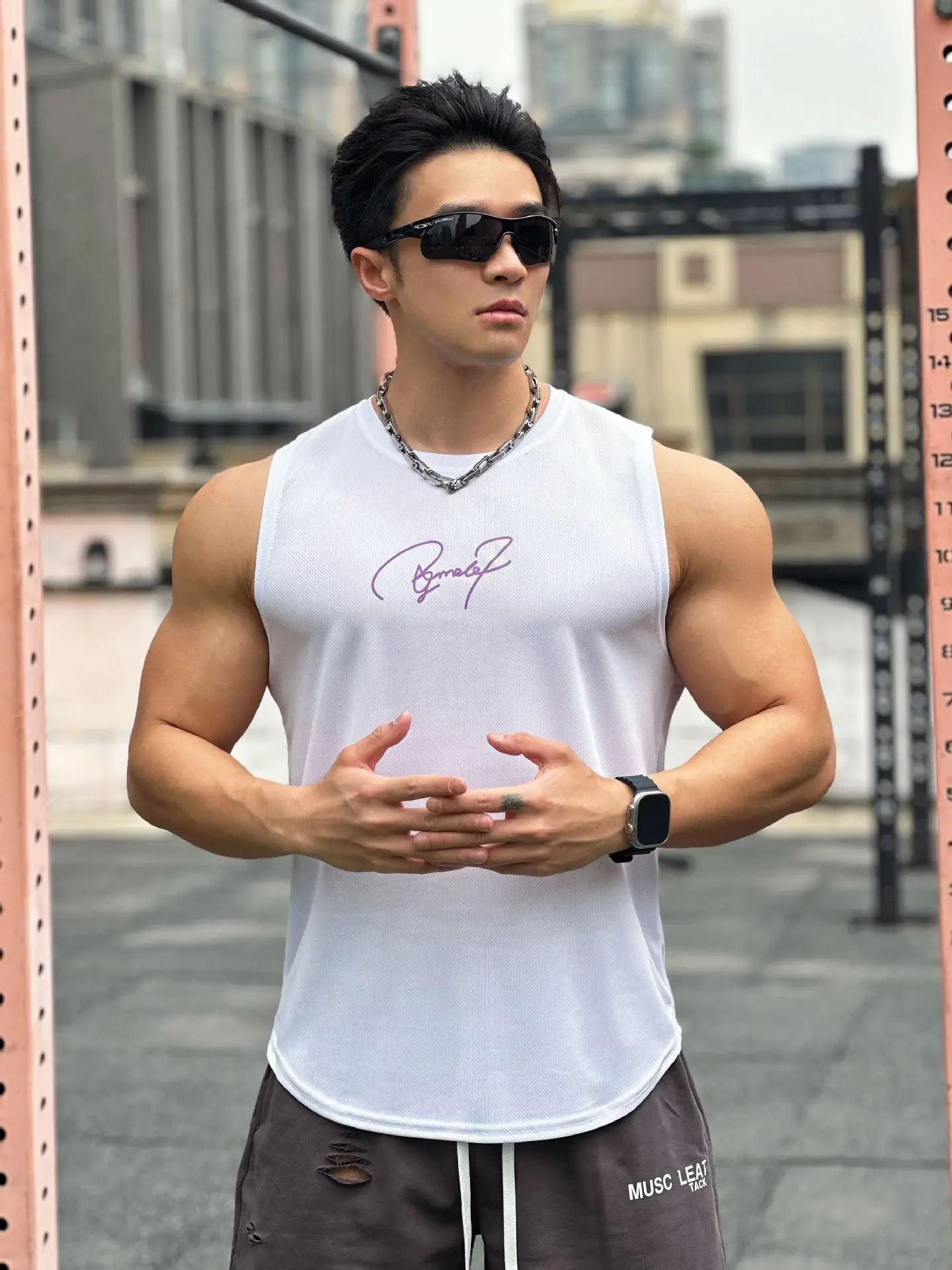 Мужской пуловер без рукавов с круглым вырезом