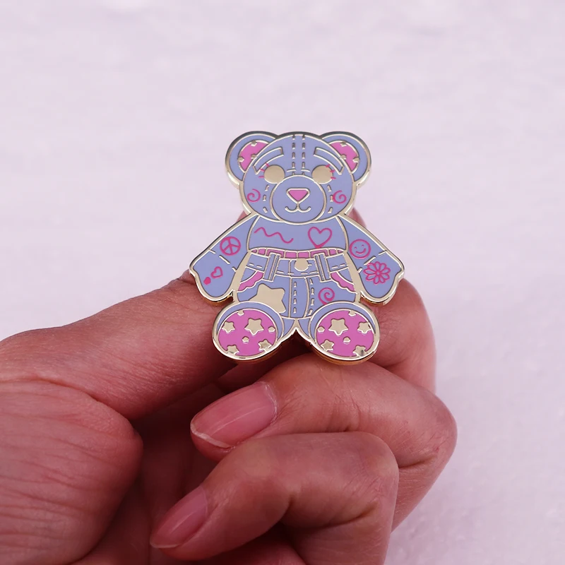 Металлическая брошь с рисунком медведя